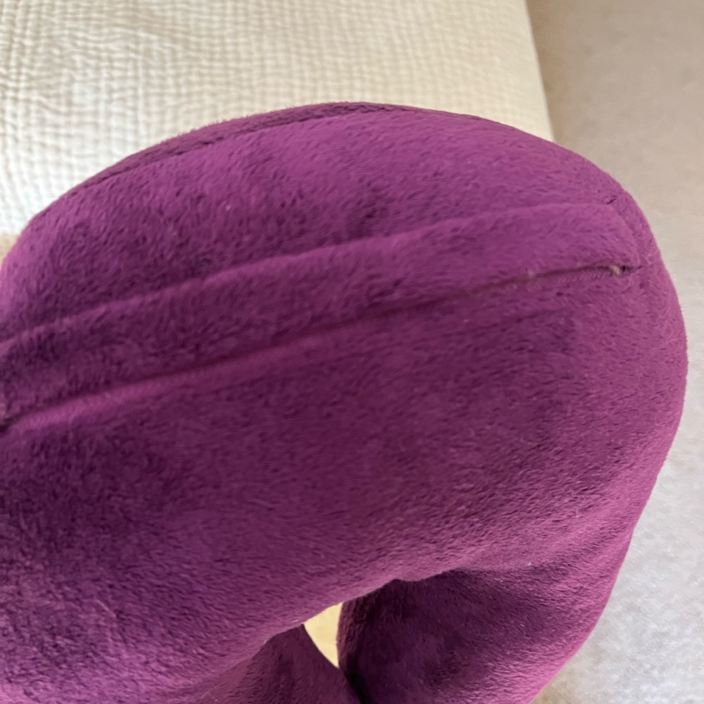 Ultra soft/velvety feeling neck pillow- 100 percent polyester - Picture 2 of 2